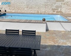 Cijela kuća/apartman Maison Chaleureuse Avec Piscine Et Parking (Saint-Gelais, Francuska)