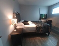 Koko talo/asunto New, Cozy, One Bedroom Guest Suite. (Regina, Kanada)
