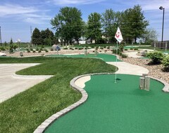 Toàn bộ căn nhà/căn hộ Enjoy Golf Course Views With Hot Tub And Fire Pit. (Altoona, Hoa Kỳ)