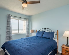 Casa/apartamento entero Always Sunny: 2 Bed/2 Bath Oceanfront Condo With Community Pool (Caswell Beach, EE. UU.)