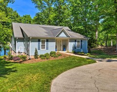 Toàn bộ căn nhà/căn hộ Lake Norman Retreat With Dock About 1 Mi To Marina! (Mooresville, Hoa Kỳ)