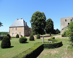 Cijela kuća/apartman Fortified Castle, Swimming Pool, Charm, Comfort And Unusual - 15 (+6) Beds (Montreuil-Bonnin, Francuska)