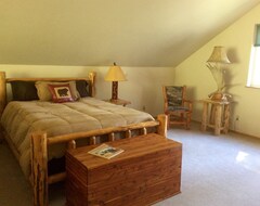 Entire House / Apartment Elegant Montana Home 3 Br W/ Sauna & Hot Tub - Premier Fishing Spot + Privacy (Bigfork, USA)