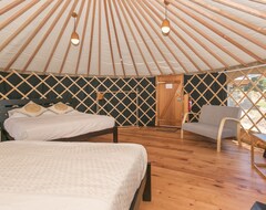 Hotel Oasis Yurt Lodge (Wanaka, New Zealand)