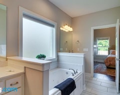 Koko talo/asunto Fayetteville Vacation Rental With Deck And Shared Pool (Fayetteville, Amerikan Yhdysvallat)