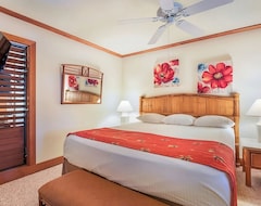 Hotel Just Steps From Sun, Sand, And Surf! Oceanfront Property, Full Kitchen, Pool (Koloa, USA)