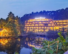 Khách sạn Howard Johnson Lake Serenity Hot Springs Hotel Neijiang (Weiyuan, Trung Quốc)