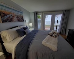 Entire House / Apartment Beachfront Lakehouse (Lambton, Canada)