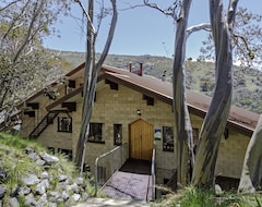 Khách sạn Trackers Mountain Lodge (Falls Creek, Úc)