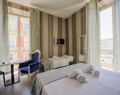 info@hotelnewsayonara.it (Nápoles, Italia)