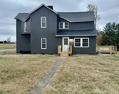 Hele huset/lejligheden Remodeled Farmhouse With Outdoor Space And Only Minutes From The City Limits. (Tompkinsville, USA)