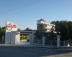 Khách sạn Apple Red Hotel (Fier, Albania)