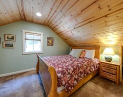 Entire House / Apartment Charming Dog-friendly Cabin W/private Hot Tub, Deck & Bikes! Walk To The River! (Wemme, USA)