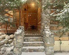 Entire House / Apartment River Island House - Luxury Mountain Riverfront Log House, Nye, Montana (Nye, USA)