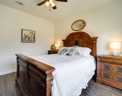 Entire House / Apartment Romantic And Scenic Hill Country Get Away, Just Minutes From Dining And Shopping (Center Point, USA)