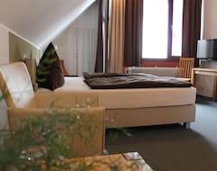 Khách sạn Hotel Roeb (Nideggen, Đức)