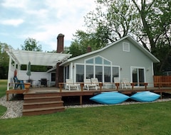 Entire House / Apartment Grand River Retreat With Boat Dock (Grand Haven, USA)