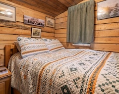 Toàn bộ căn nhà/căn hộ Rustic Cozy Cabin With Private Hot Tub In Bragg Creek (Bragg Creek, Canada)