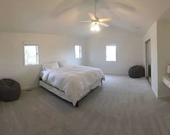 Toàn bộ căn nhà/căn hộ Beautiful Home, Sleeps 14, Indoor Hot-tub, Prime Kc Location (Edwardsville, Hoa Kỳ)