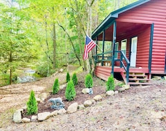 Entire House / Apartment Riverbend Log Cabin, Waterfront, Hottub, Tubing, Fishing, Wifi, Cable, Fire Pit (McCaysville, USA)