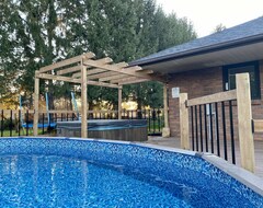 Toàn bộ căn nhà/căn hộ Cottage Vibes! Cozy Group Retreat With Pool And Hot Tub (Dorchester, Canada)
