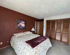 Entire House / Apartment Tastefully Furnished Rambler With 2 Kitchens, 4 Bedrooms! Sand Beach! (Alexandria, USA)
