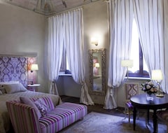فندق بالاتسو كارليتي (مونتيبولسيانو, إيطاليا)