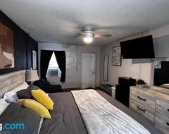Entire House / Apartment Special - Xtra Comfy - King Bed (Pahokee, USA)