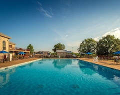 Koko talo/asunto Villa Next to a Lake | 5-Hole Golf On-Site, Outdoor Pool, Mini Golf + More (Festus, Amerikan Yhdysvallat)