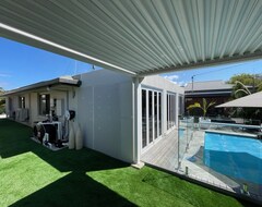 Cijela kuća/apartman Modern Spacious 4 Bedroom 1 Level Home With Heated Pool/spa Walk To Beach +shops (Runaway Bay, Australija)