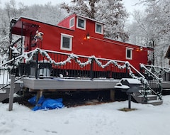 Entire House / Apartment Romantic Get-a-way! 1954 Rail Road Caboose With Hot Tub! (De Soto, USA)