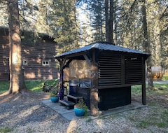 Toàn bộ căn nhà/căn hộ Rustic Cozy Cabin With Private Hot Tub In Bragg Creek (Bragg Creek, Canada)