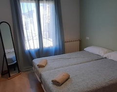 Hele huset/lejligheden Apartment Jaca, 3 Bedrooms, 6 Persons (Jaca, Spanien)