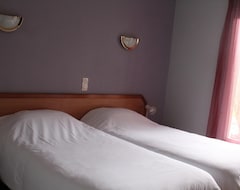 Country Hotel Room Near Thouars 79 (Massais, France)