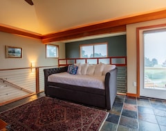 Entire House / Apartment Ocean View Home, Pet Friendly, Three Master Suites, Large Fenced Yard (Bandon, USA)