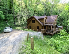 Entire House / Apartment Log Cabin With Mountain Views, Hot Tub, Privacy, Arcade, Pet Friendly, Close To Boone (Vilas, USA)
