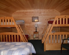 Entire House / Apartment Family Cabin Situated Between Two Lakes And Next To Acres Of Private Woodlands. (Dalton, USA)