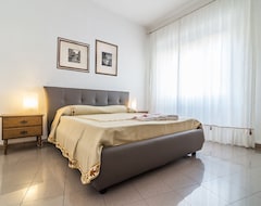 Koko talo/asunto Newly Renovated Apartment In The Center (Cagliari, Italia)