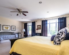 Entire House / Apartment 6500sf Luxury Home On Main Lake Cove - Sleeps 22 Pet Friendly (Bracey, USA)