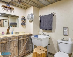 Entire House / Apartment Pet-friendly Home On-site Horse Stables And Trails! (Purdy, USA)