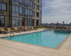 Hotel Ultra Modern Suites Facing Manhattan Skyline (Jersey City, USA)