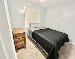 Cijela kuća/apartman 3 Bedroom Home Near Naval Base! (Waukegan, Sjedinjene Američke Države)