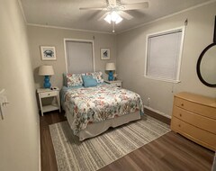 Hele huset/lejligheden Cozy Getaway Blocks From The Beach And The Bay. Perfect For Families And Couples (Jamaica Beach, USA)