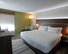 Holiday Inn Express & Suites Toronto Airport West, An Ihg Hotel (Mississauga, Canada)