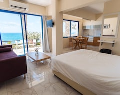 Vrachia Beach Hotel & Suites - Adults Only (Pafos, Chipre)