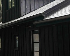 Toàn bộ căn nhà/căn hộ Traditional Cozy Cottage On Wood Lake (Bracebridge, Canada)