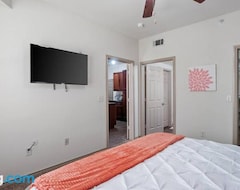 Entire House / Apartment Heirs Ventures: Fantasy . Near Dt . Wifi . King Bed . W/d . 55 Tv (Oklahoma City, USA)