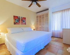Casa/apartamento entero Deluxe Beachfront 2nd Floor Condo #17 At Nautibeach (Isla Mujeres, México)