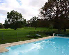 Cijela kuća/apartman Family House In The Park With Exclusive Pool (Vallenay, Francuska)