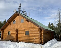 Koko talo/asunto Cozy Log Cabin Retreat With Modern Amenities (Logan Lake, Kanada)